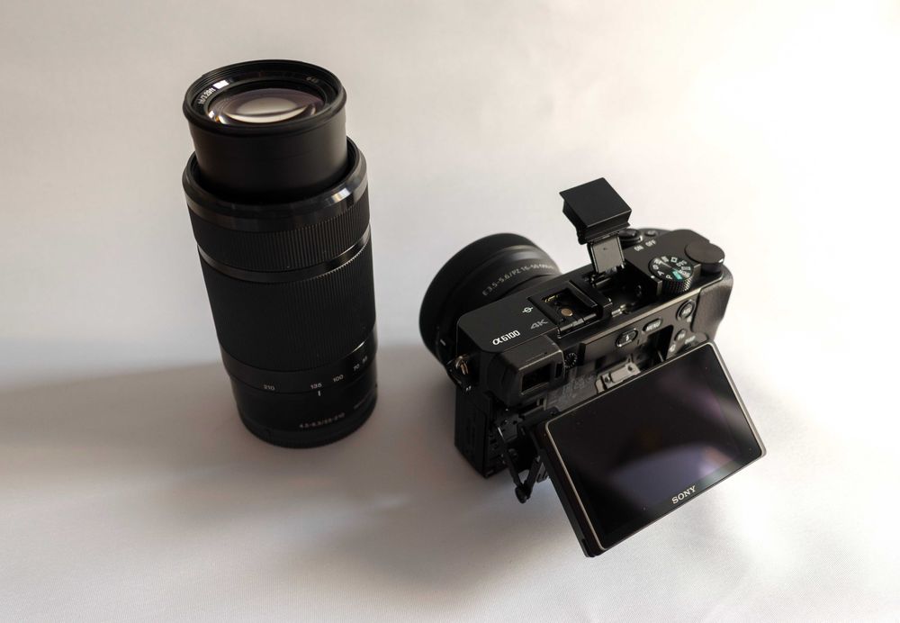Aparat Foto Mirrorless Sony Alpha A6100 24.2MP Kit 16-50mm II F3.5-5.6 OSS II + 55-210mm F4.5-6.3 OSS