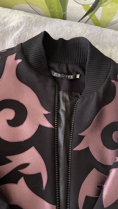 Продаю бомбер с орнаментами