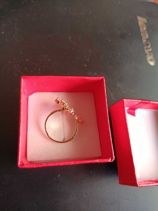 Пръстен в кутийка за подарък или за друг официален повод