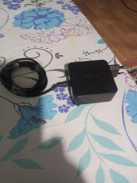 Продаеца зарядка для ноутбука ASUS