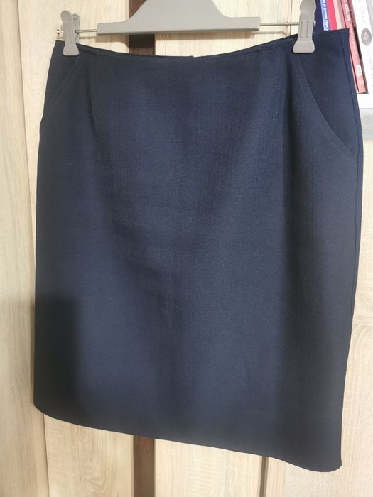 Vând fusta cu buzunare