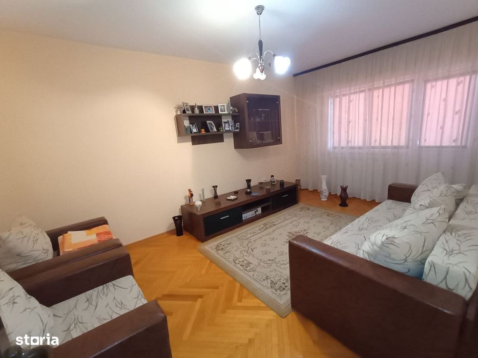 Apartament trei camere - Zona Școala Nr. 9 - 84 mp