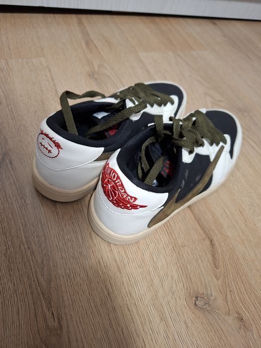 Vând 2 perechi adidași Nike, măsura  41 si 42