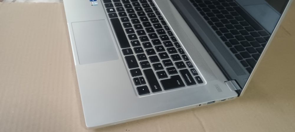 Laptop Intel nuc m15 impecabil