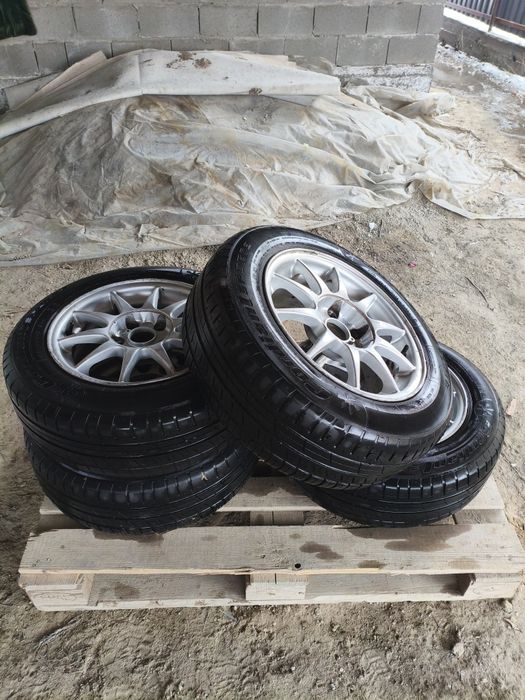Продам комплект шин с титанками