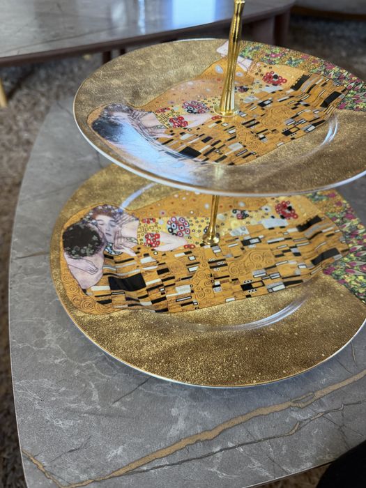 Плато дву етажно, с картина Целувката -ново