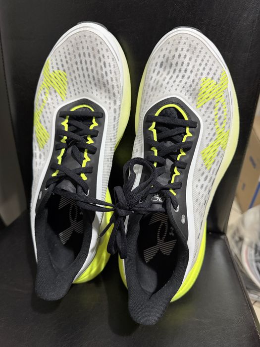 Adidasi noi Under Armour