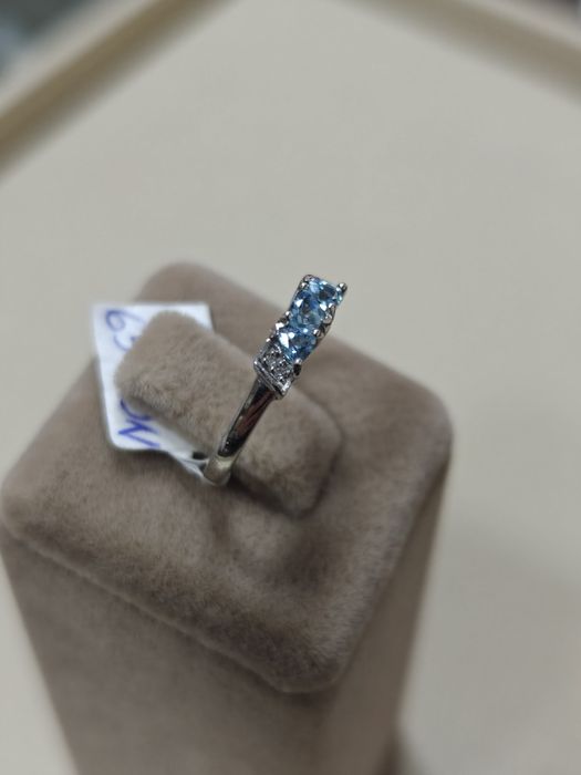 Inel aur alb 9k 1.78gr cu diamante naturale și topaz (r)