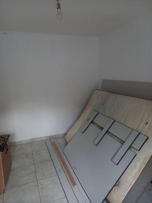 Închiriez casă la curte
