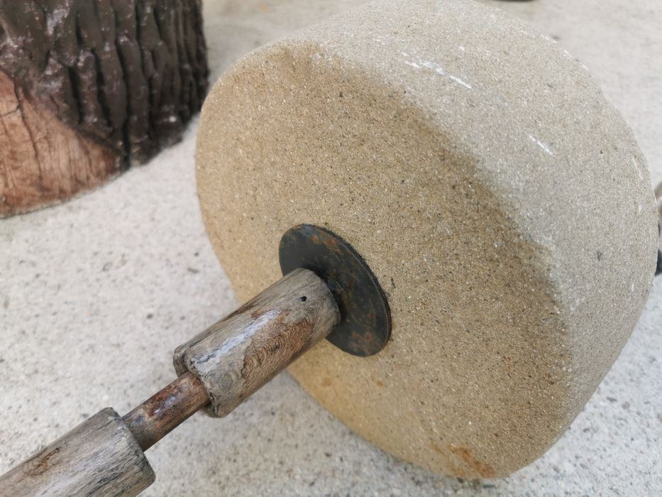 Продавам старинно точило. Камък за заточване на ножове