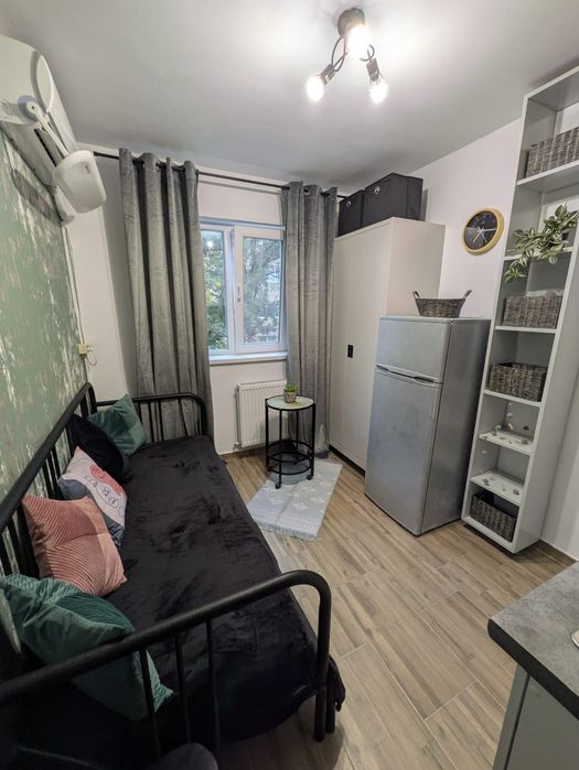 Închiriez garsonieră (exclus animale de companie)