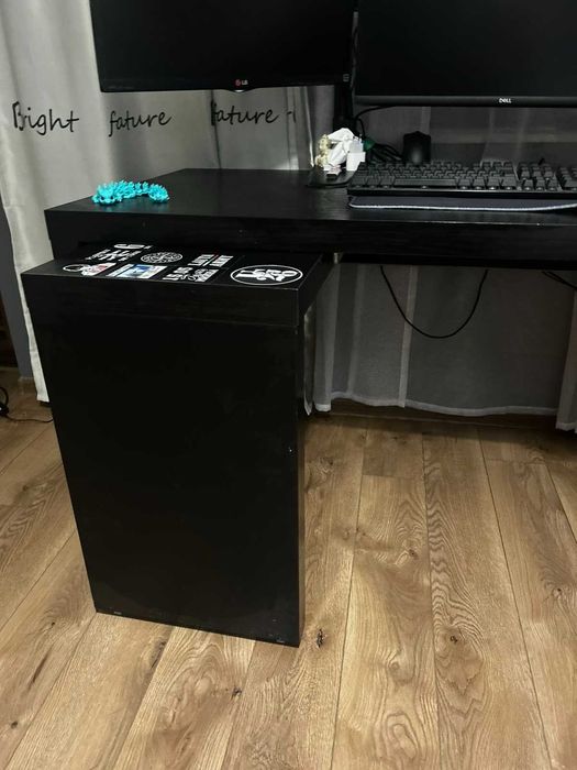 Хубаво черно бюро