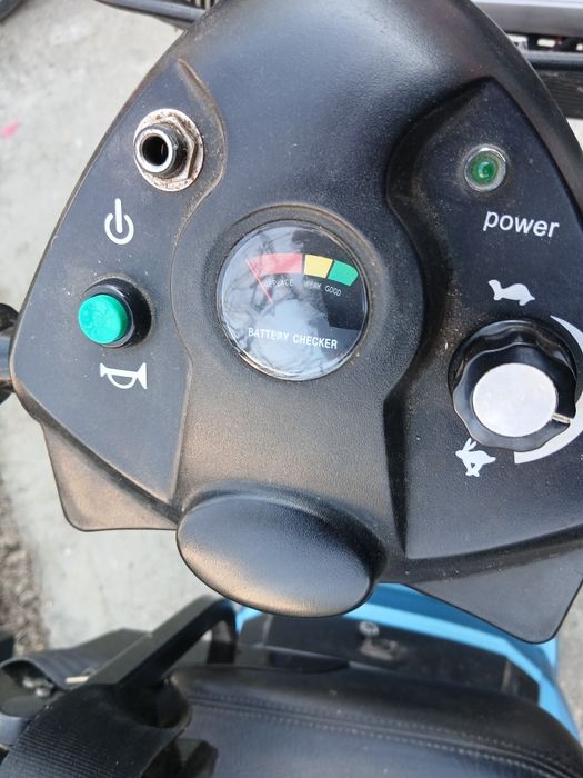 Scuter electric cu 4 roți  pentru persoane cu handicap