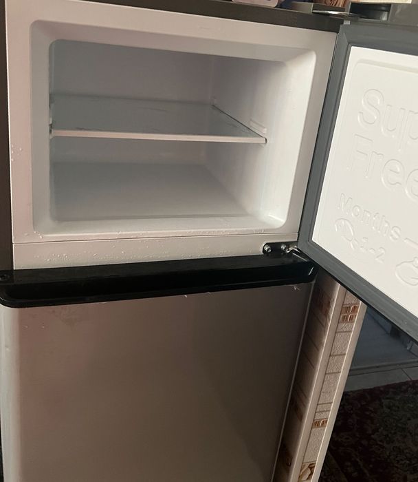 Холодильник серого цвета