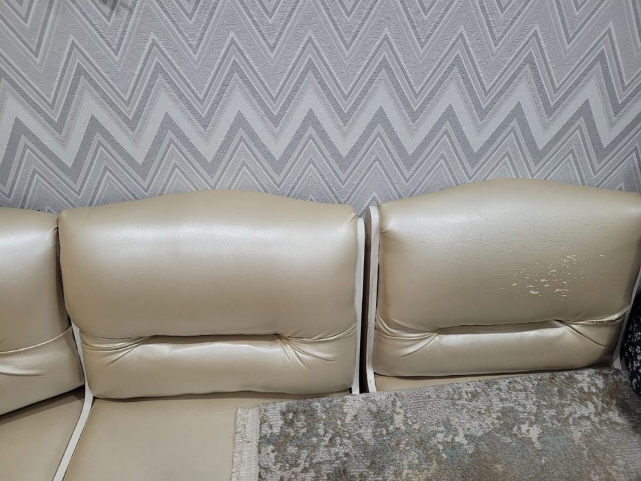 Угловой диван кухонный