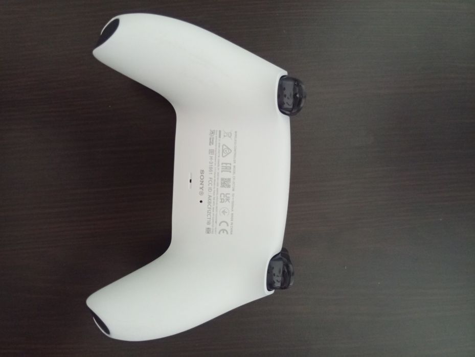 Vând Ps5 Nou perfect funcțional cu manetă originala cu toate cablurile cu 2 jocuri și cu tastatura și mouse led