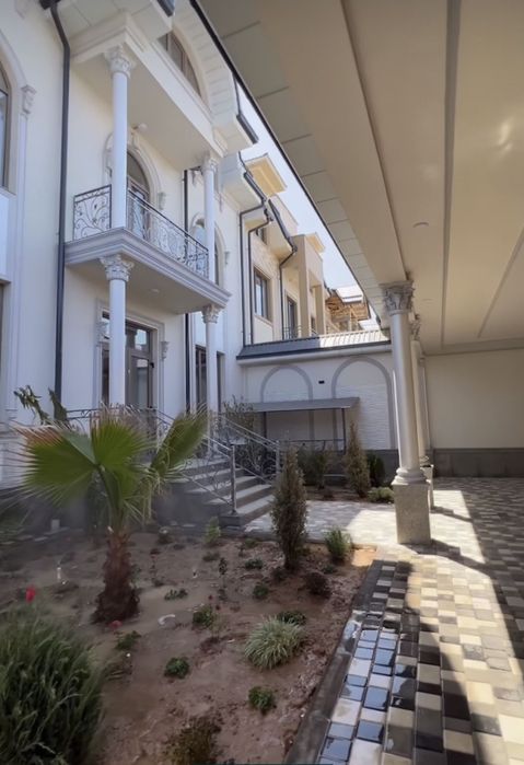 Medgaradokda   hovli sotiladi.