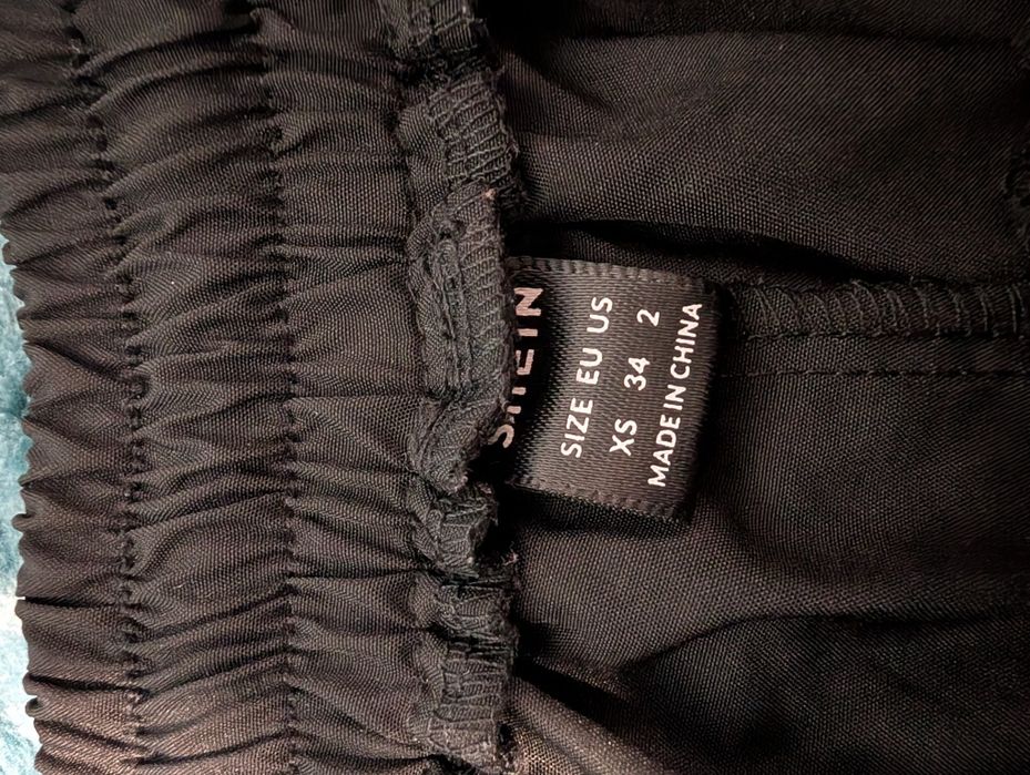 Pantaloni cu fermoar