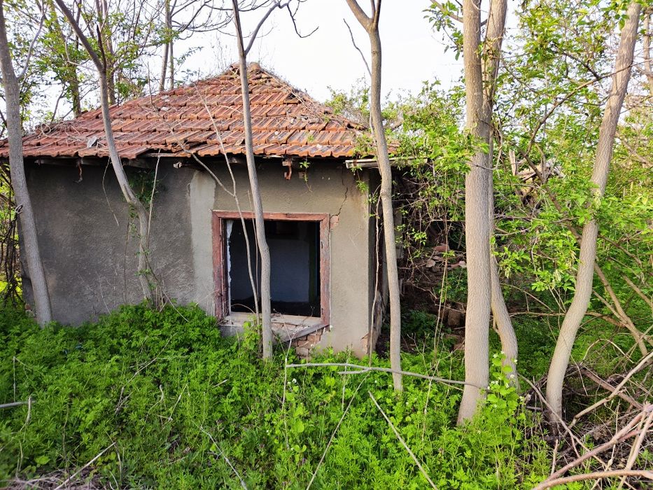 Къща с двор 1500кв.м