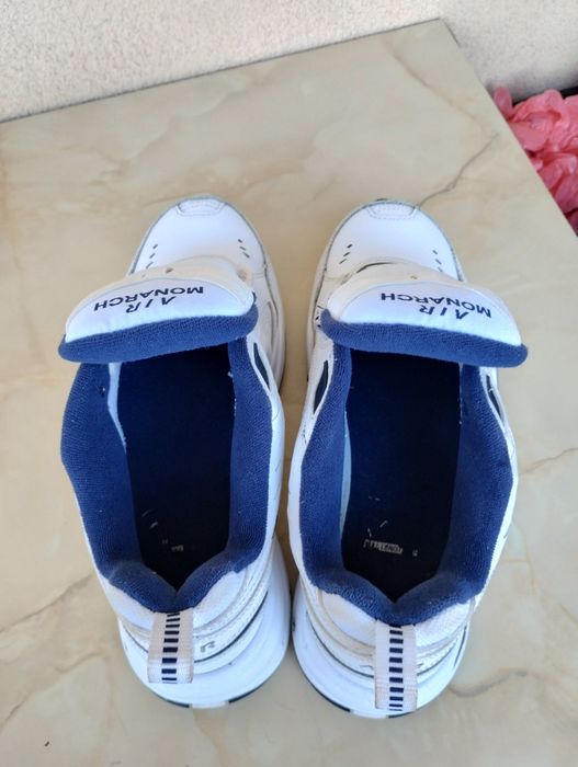 Vând adidași Nike