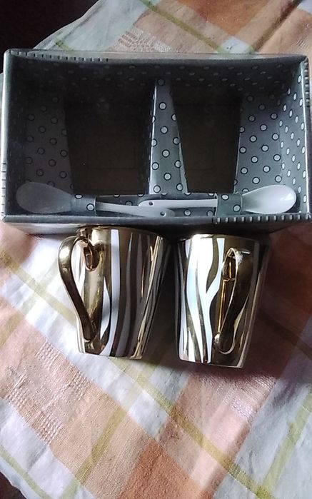 Фруктовница  ,конфетница , золотые  бокалы    с фарфоровыми  ложками.