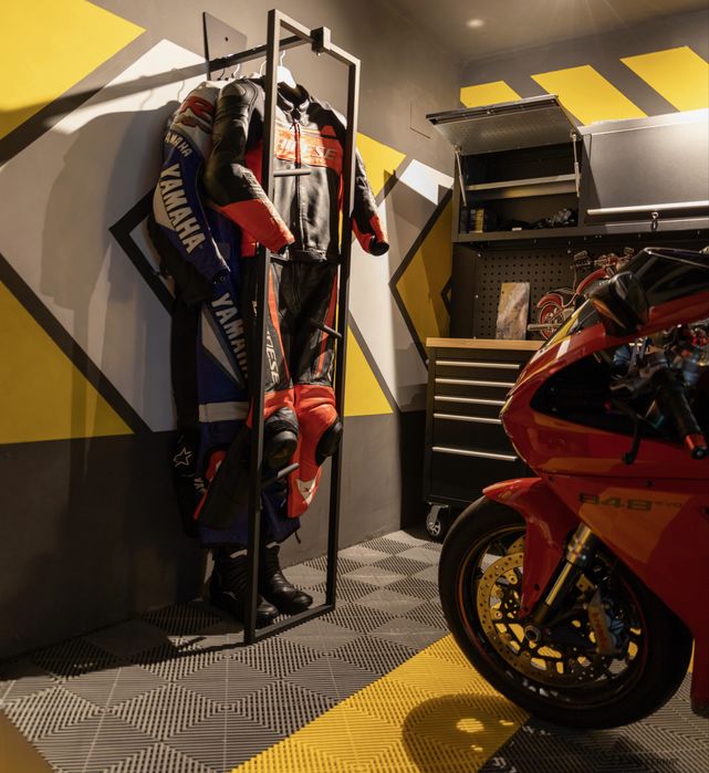 Cuier echipament moto Ducati Suzuki BMW Yamaha LTM Alpinestars Furygan