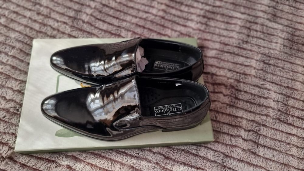 Продам мужские лаковые туфли