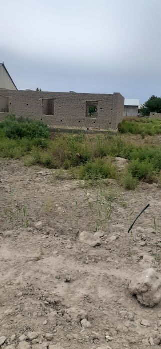 Курилиши тугалланмаган уй сотилади олти комната 20 соток ёп буйи