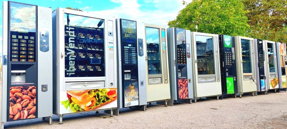 Вендинг машина за кафе/ храни и напитки / Zanussi / Зануси