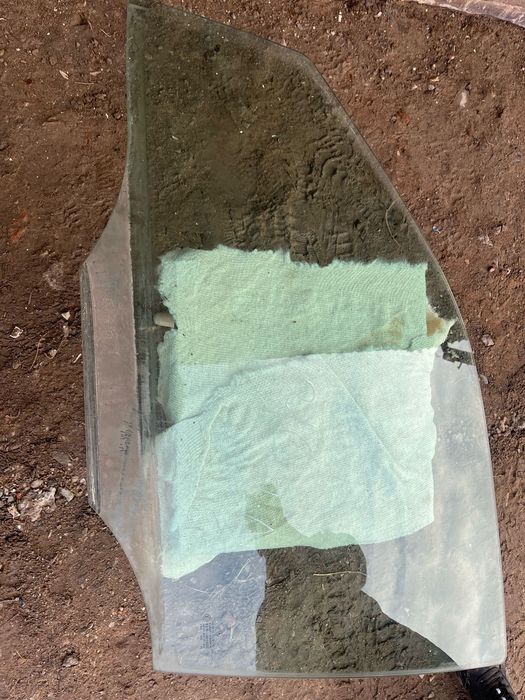 Продам боковые стекла Мерседеса