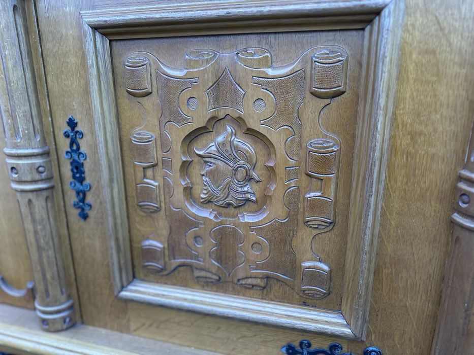 Голям дървен бюфет с надстройка – класически стил