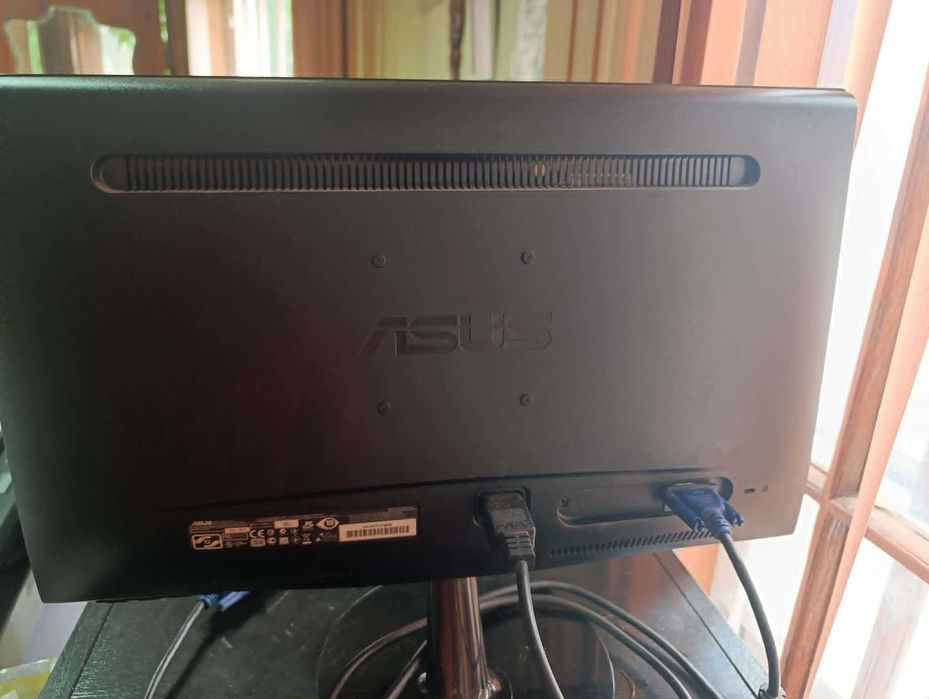 Продавам запазен LCD монитор ASUS