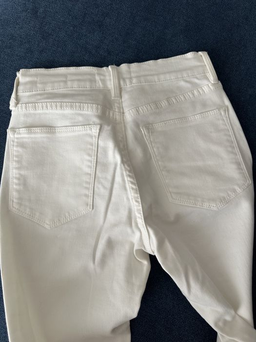 Джинсы белые