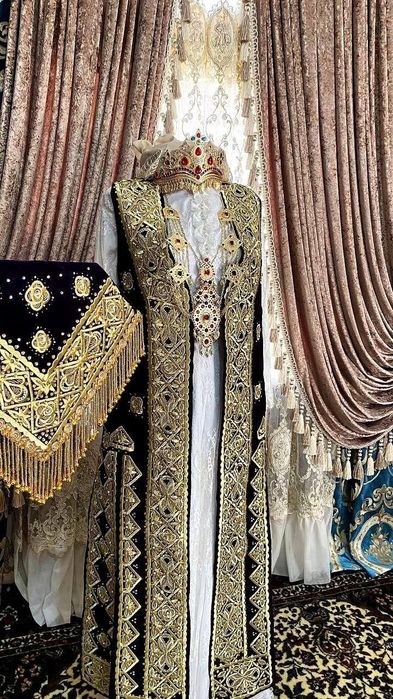 Kelin lik kiyimlari  3ta yangi   kiyimlar  bor magazin narxidan azron.