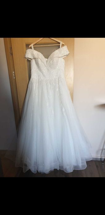 Vand rochie de mireasa cu voal