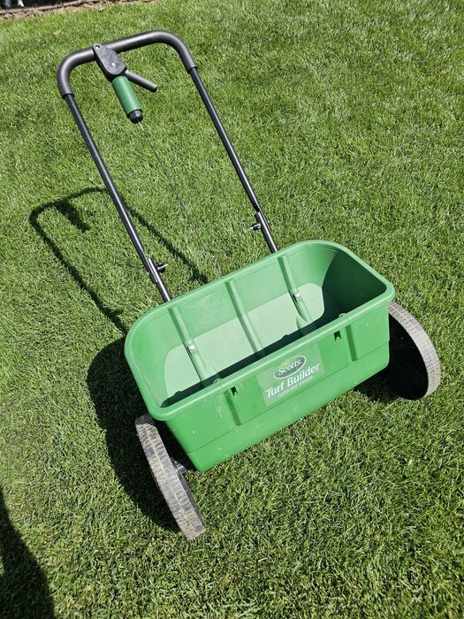Distribuitor ingrasamant/seminte/nisip Scotts Turf Builder