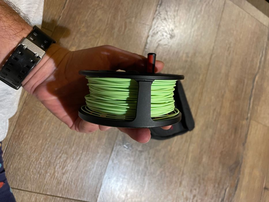 Въдица и макара с шнур за мухарски риболов