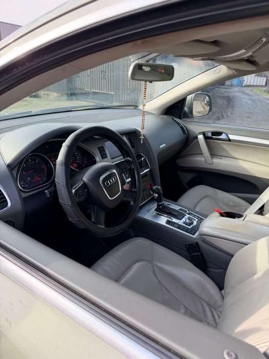 Audi Q7 Masina este in stare perfecta.  Mai multe detali in privat