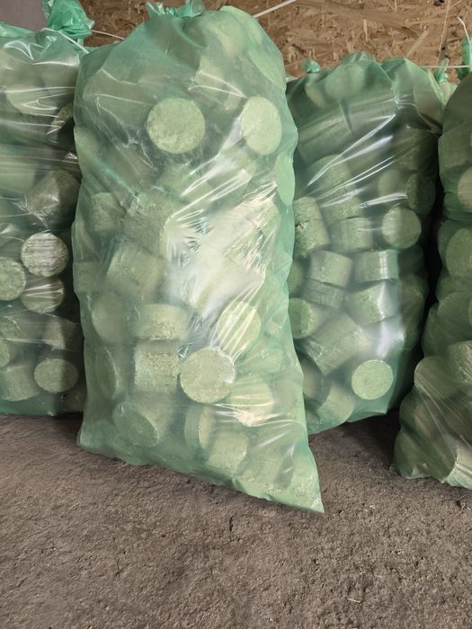 Vând brichete de foc