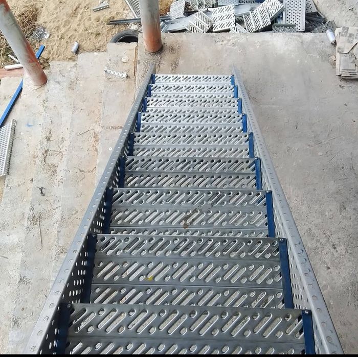 Scara zincate la comanda în toată tara oferim și montaj gratuit