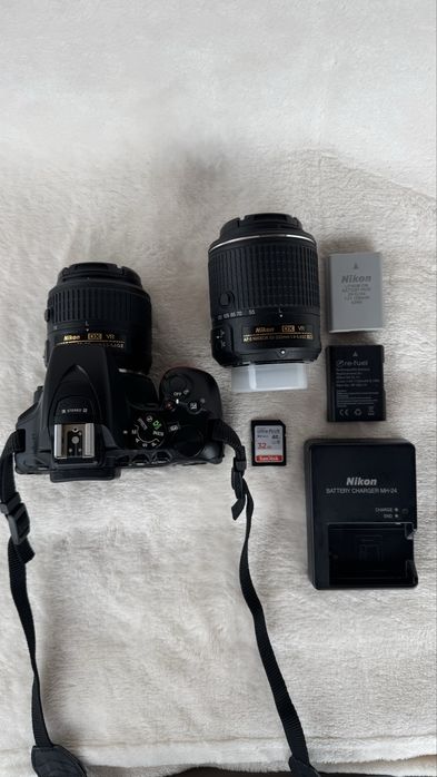Nikon D5500 + 2 obiective (18-55 VR + 55-200 VR) + 2 baterii + încărcător + geantă/sacoșă + card 32GB