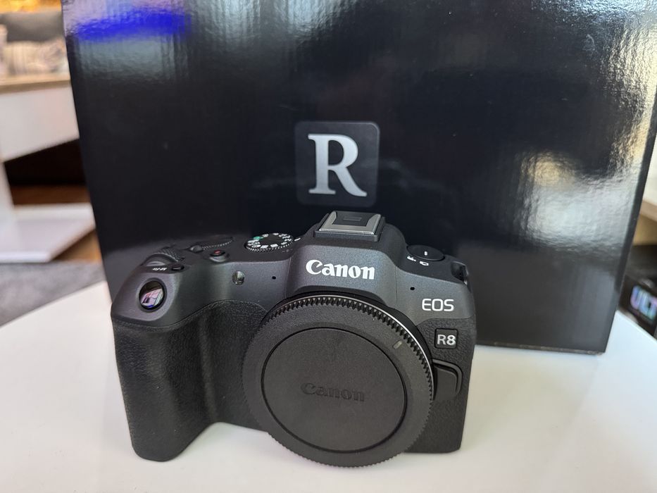 Фотоапарат Canon R8  гаранция  Грип и 4 батерии