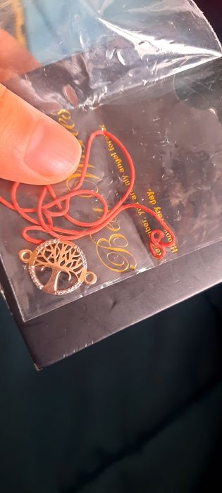 Золотой кулон  с красной нитью браслет. Денежное дерево.