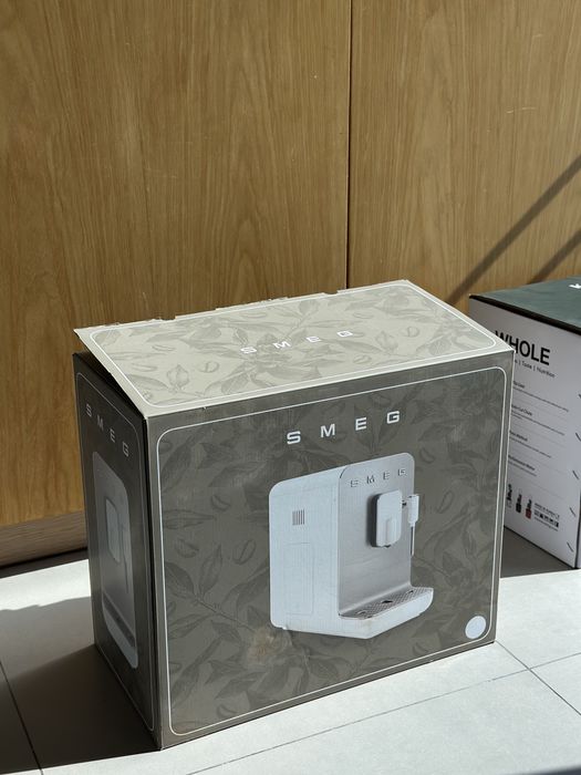 Кофемашина Smeg, белая