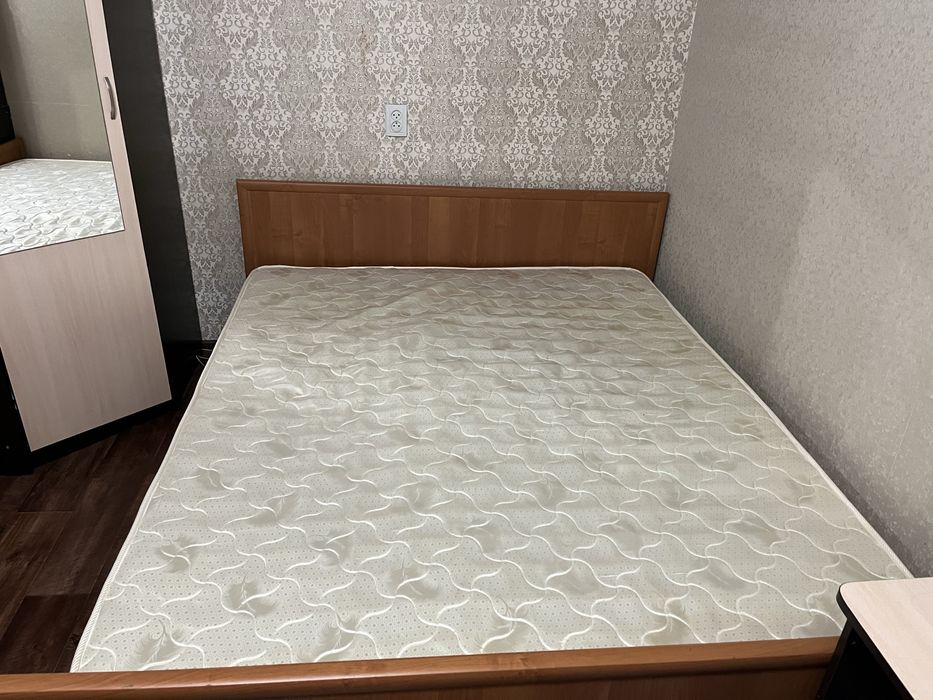 Кровать вместе с матрасом