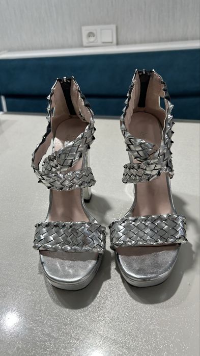 Босоножки блестящие 36р.