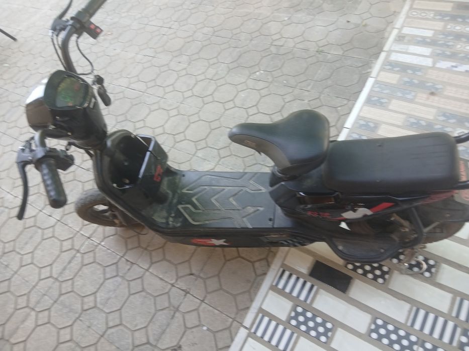 Skuter elektroni yuradi