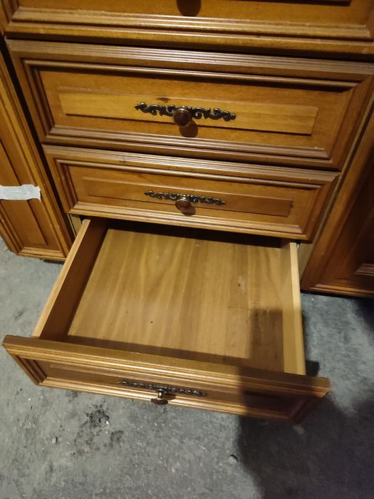 Mobila de bucătărie din lemn masiv