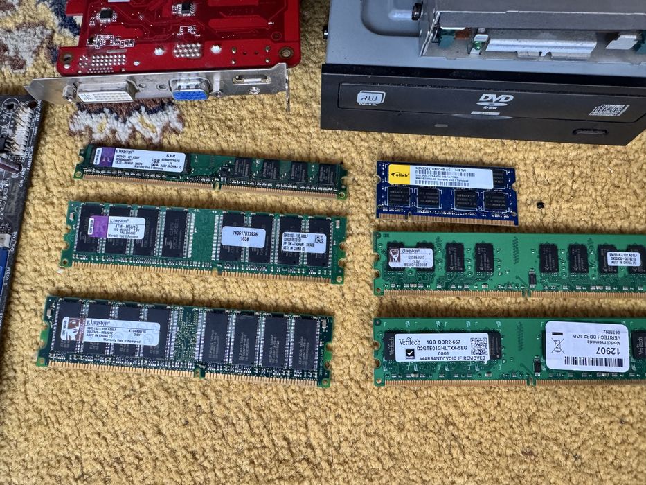 Vand piese vechi de pc