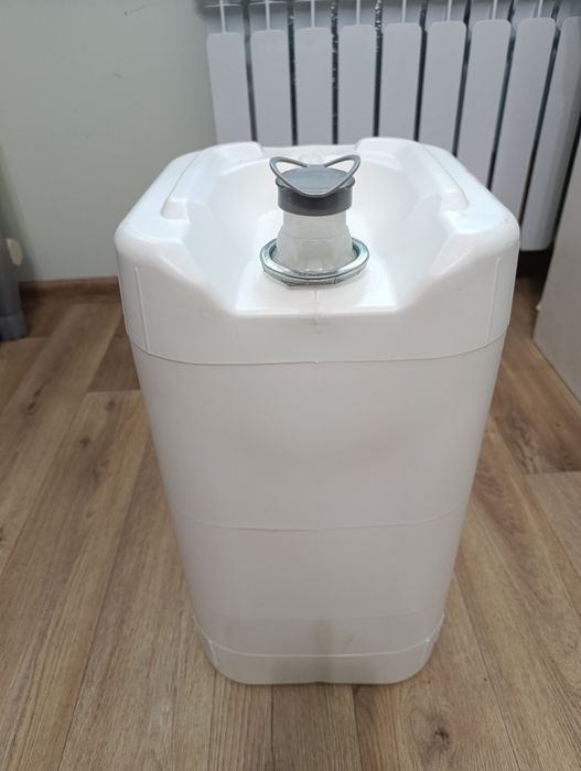 Продам пластиковые бачки 25-30 литровые